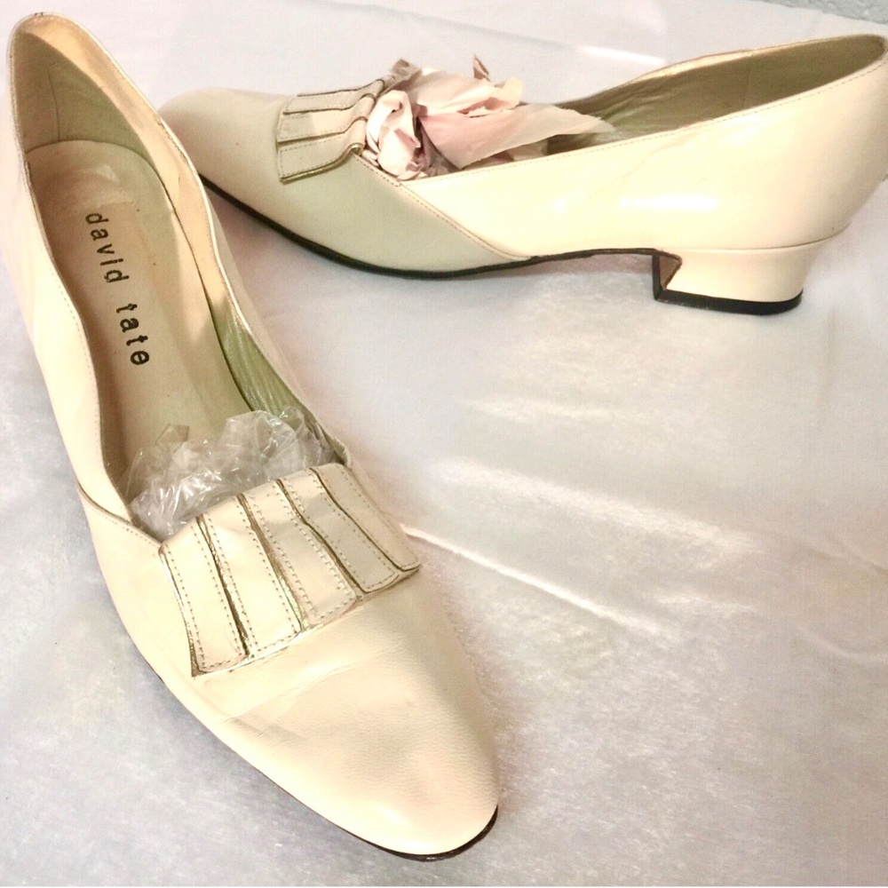 3/$40 DAVID TATE Womens Off-white Leather Preppy Kiltie Thick French Heels~7.5SS